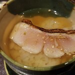 馳走 啐啄一十  - ⑭炭火炙り金目鯛(静岡県駿河湾産、サスエ前田魚店)ヅケ、胡麻和えの出汁茶漬け、自家製柚子味噌添え
      産卵期は夏、旬は秋～晩冬
      夏のサッパリ系の脂をヅケで楽しむ
      上品な旨み、儚く消えるあと味