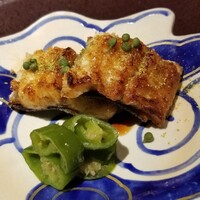馳走 啐啄一十  - ⑫炭火焼き青鰻(岡山県児島湾産)、山椒の実載せ、万願寺唐辛子(京都府産)添え
                    産卵期は初夏～晩秋、旬は秋～晩秋
                    鰻の脂で身の表面を揚げ焼きにするのだが、爆ぜる泡の大きさをコントロールするのがポイント