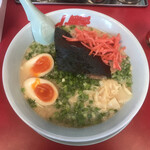 ラーメン山岡家 - プレミアム塩とんこつラーメンに紅生姜とねぎをトッピング！