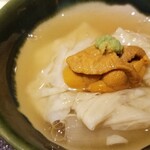 馳走 啐啄一十  - ⑪煮黒鮑(山口県上関産)、白芋茎(ズイキ)、湯葉、塩水赤雲丹(山口県上関産)(馳走啐啄一十向け仕様)載せ、真昆布と鰹節の出汁
      とろみを加えたお出汁は穏やかで食材を引き立てます