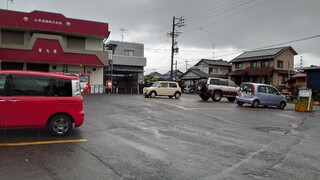 Yo-shoku OKADA - 店舗裏の共同駐車場　割と今日は空いてた