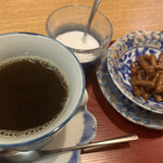 雑煮のせき亭 - 食後のコーヒーとごぼうかりんとう