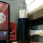 中華料理 鳳凰 - わたしの席の左側を撮影しました。