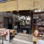 そば天ぷら つばき - 隣の唐揚げ店と共用の屋外テラス