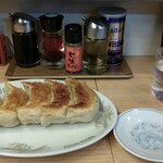 中華料理 鳳凰 - コロッとしたギョーザ、愛らしい質感、愛らしいサイズ感、性別で言うとやっぱり女性かなあ。ほんの少ーしぽっちやりしてるけど、スポーツ女子で健康的、ショートカットで笑顔が素敵、夏は屋外プールで水泳やってます