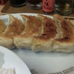中華料理 鳳凰 - ハイ！「ギョーザ」（¥450-税込）の登場です。この焦げめをご覧ください。見るからに美味しそうでしょ。「カリッと青春」という感じの素晴らしい皮。焦げてない裏側を撮ってないのが残念。この食感がまた良い。
