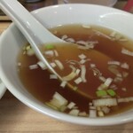 中華料理 鳳凰 - ギョーザ、白飯、白飯…スープ。ギョーザ、白飯、白飯…スープ。スープも欠かせませんなあ。