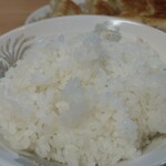 中華料理 鳳凰 - ギョーザにはやっぱ白飯（しろめし）が一番合います。チャーハンなんか頼んじゃあだめですよぉ、ご馳走過ぎちゃうからね。白飯でギョーザの美味しさを良ーく確かめながらゆっくりいただくのです。コレがカッちん流。