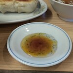 中華料理 鳳凰 - コレが噂の小皿。お酢はタップリ、醤油は少なめ、辣油は普通です。