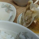 中華料理 鳳凰 - ひと口いきました。いや~ぁ美味しい！ホント美味しい、美味し過ぎます。手が震えちゃいますよ。アグネス・ラムちゃん、じゃなかった。ギョーザちゃん。