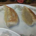 中華料理 鳳凰 - 3つ目いってる最中です。残りは2個かぁ~、名残惜しいなぁ。