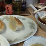 中華料理 鳳凰 - そーっと箸を近づけます。