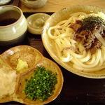 Kamedashi Udon Koshinoya - 薬味も贅沢に！腰のあるうどんは喉越しがいい