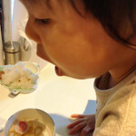 Tsuchi No Tomi - 鶏チャー載せご飯を堪能する我が子