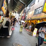 香港飲茶専門店 西遊記 横浜中華街 - 店横のカウンターで味わうリピーターたち