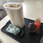 富士見うどん - テーブル
      2021/08/14
      かけうどん 1.5玉 270円+50円
      いか下足 120円