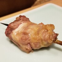 鳥匠 いし井 - (06)セセリ(秋田県産比内地鶏)(塩)
                      脂がある部位で焼き上がりがフワッとしてジューシー(´ρ`)
                      首の一番動く部位なので噛めば噛むほど旨みが口いっぱいに拡がります