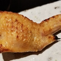 鳥匠 いし井 - (15)バチコ入り手羽先(熊本県産天草大王)【みつごとうさんsp】
                    軟らかさと皮のパリッが同居する絶妙な焼き加減
                    お肉の味わいが濃く、肉汁もたっぷり
                    バチコのほろ苦な旨みも加わりヤバいぜ！