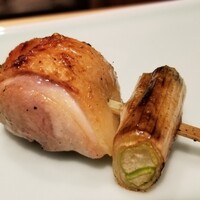 鳥匠 いし井 - (16)ネギ身(腿肉)(熊本県産天草大王)
                    少し焦げ色が付く感じで、軟らかさと皮のパリッが同居する絶妙な焼き加減。
                    濃厚な旨味と弾力のあるお肉の力強さ、ダムが決壊した様な旨みの濃い肉汁の大洪水！
