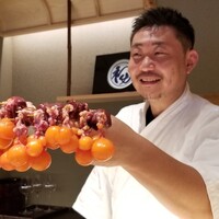 鳥匠 いし井 - (21)ちょうちん(タレ)【みつごとうさんsp】
                    撮影タイム。(*´∀`)
                    映えるアングルまで解説付き。(笑)