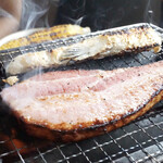 沼津 海女小屋 BBQ - ・厚切りベーコン、鮭ハラス