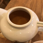ティー ハウス ディス ティー 阿倍野 - ポットの中に、茶葉が入ってるわけでは無いので、2杯目以降も、濃さは変わらない