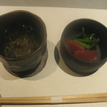 八鶏 - お通し（まぐろとほうれん草&麦焼酎（銀滴）