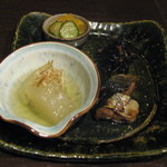 縁の鈴なり - お通し（ひじきと京揚げの炊いたん・冬瓜の柔らか煮・さんまの甘露煮・カキと胡瓜のなま酢）