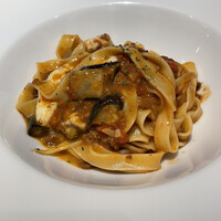 Osteria UVA RARA 横浜 - モッツァレラチーズと茄子のミートソースパスタ