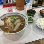 ラーメン大学 - ラーメン定食にて