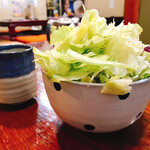 誠寿司 - 前菜のサラダのボリュームが半端ありません。