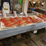 寺泊中央水産 まるなか - カニさん達もいますよ