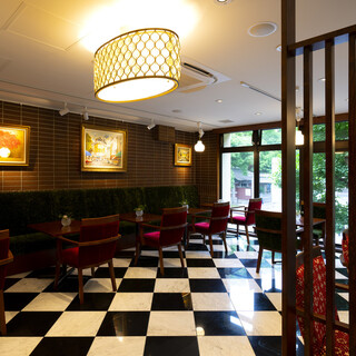 絵画が飾られたレトロな空間で、ゆっくりとお寛ぎください