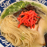 博多らーめん ShinShin - 紅ショウガのっけてみました。最高な細麺！