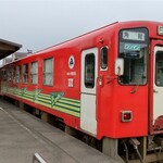 みなさまの丸伊 阿仁合店 - カラフルな列車