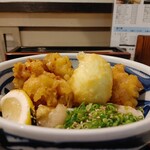 Teshigoto Sanuki Udon Sansan - おろしとワカメとゴマが最強にいい仕事をしています