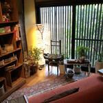 まさら庵TAKUMI - 玄関あがりソファーで一旦休憩