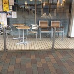 Dotoru Kohi Shoppu - お店の前には、テラス席もあります。