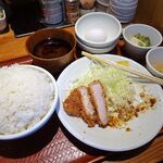 とんかつは飲み物。 - 淡麗とんかつ定食（山盛）810円（惣菜３種類まで無料、ご飯おかわり無料）