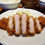 とんかつは飲み物。 - 淡麗とんかつ定食（山盛）810円（惣菜３種類まで無料、ご飯おかわり無料）