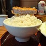 とんかつは飲み物。 - 淡麗とんかつ定食（山盛）810円（惣菜３種類まで無料、ご飯おかわり無料）