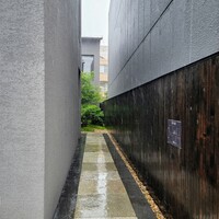 KOKE - 隠れ家のような狭いアプローチ
