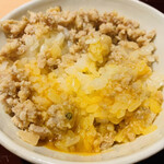 おみ乃 - ・新潟県南魚沼の笠原農園産コシヒカリ
      　の土鍋炊きそぼろと黄身醤油漬けで