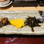 おみ乃 - ・鶏肉味噌、コリンキーの糠漬け、昆布