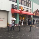 マクドナルド - マクドナルドには前を歩いている通行人が、次々と吸い込まれるように入っていきます。