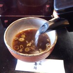 秀福 - 蕎麦湯を注ぎます