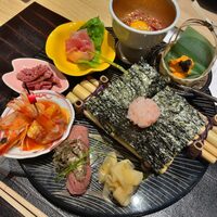 個室和食 肉割烹 吟次郎 品川駅前店 - 「お凌ぎ八寸」
                ・黒毛和牛の寿司食べ比べ
                ・車海老チリソース
                ・生ハムマンゴークリームチーズ茶巾
                ・馬肉と和牛のコラボユッケ