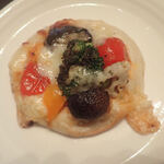 小さなパン屋かぎしっぽ - 野菜畑パン　ミニトマト、ブロッコリー、なす、チーズがあって似たフォルムの「野菜ピザ」「フォカッチャ（野菜）」食べたりだけど、「パリっ」！？たくあん（そして枝豆）は独特ミャ