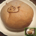 小さなパン屋かぎしっぽ - 紅茶クリームぱん　お店のロゴ焼印入り。爽やかな紅茶の風味と程よい甘さの逸品、中のクリームも絶妙なかたさですミャ。