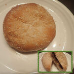 小さなパン屋かぎしっぽ - 焼きカレーぱん　表面にパン粉のいかにも・・・なフォルムも、揚げなくあぶらぶん気にせずOKがうれしいミャ。中はコンビーフのごとくやわらかに煮込まれたビーフカレーミャ